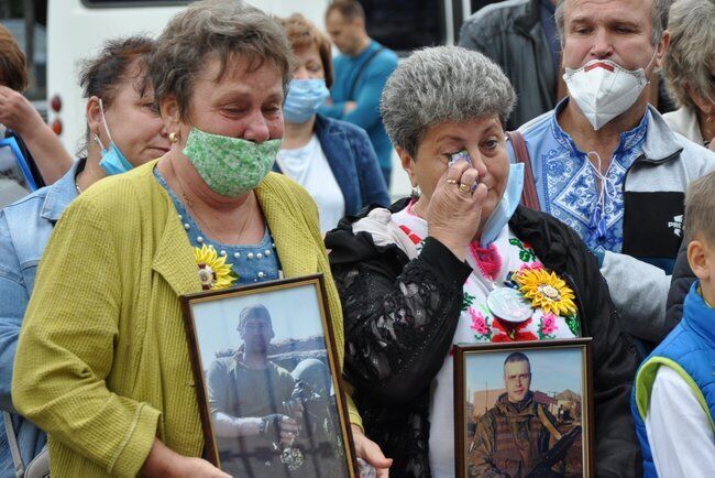 Рідні загиблих на Донбасі воїнів провели акцію протесту під ОПУ