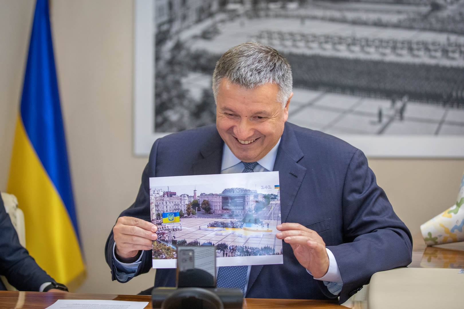 Аваков показав Віталію фото із Софійської площі.