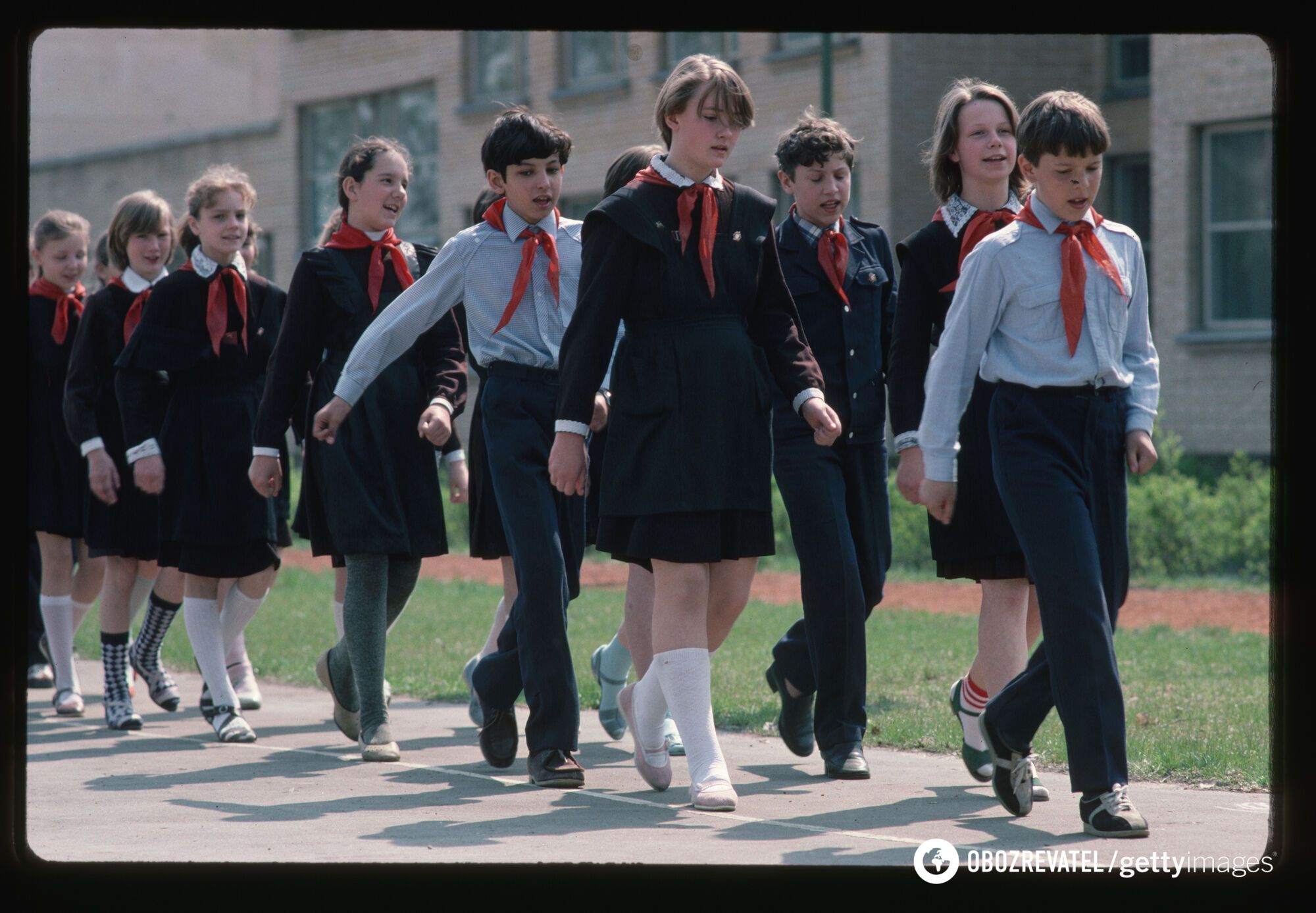 Длинные локоны советские школьницы должны были заплетать в косички или же аккуратно скручивать на голове