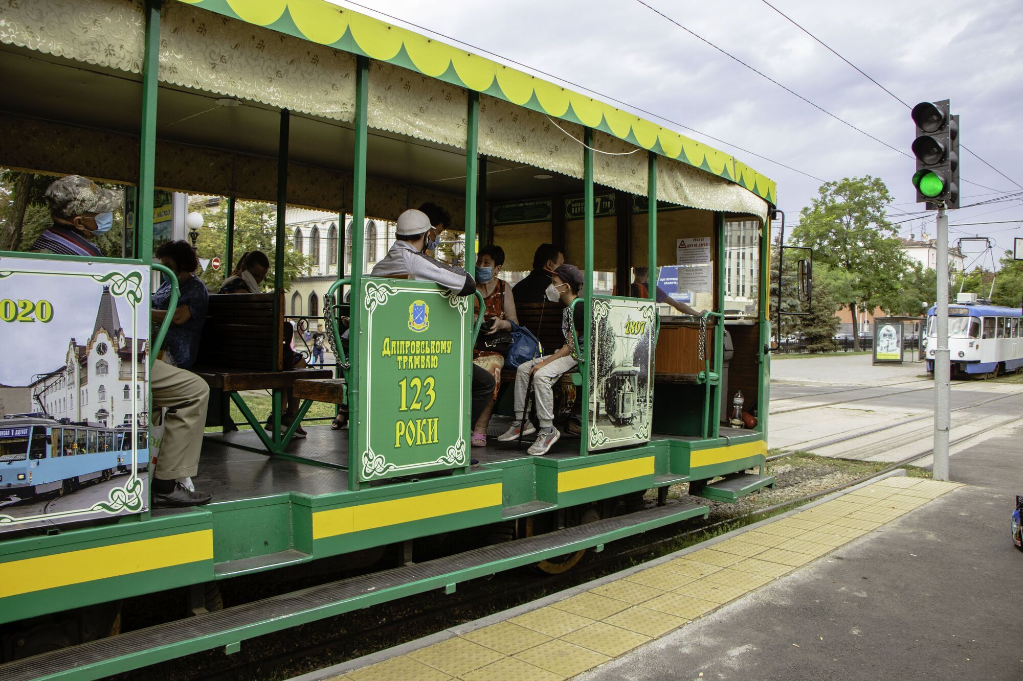 В Днепре презентовали первую повышенную трамвайную платформу для удобства маломобильных групп населения