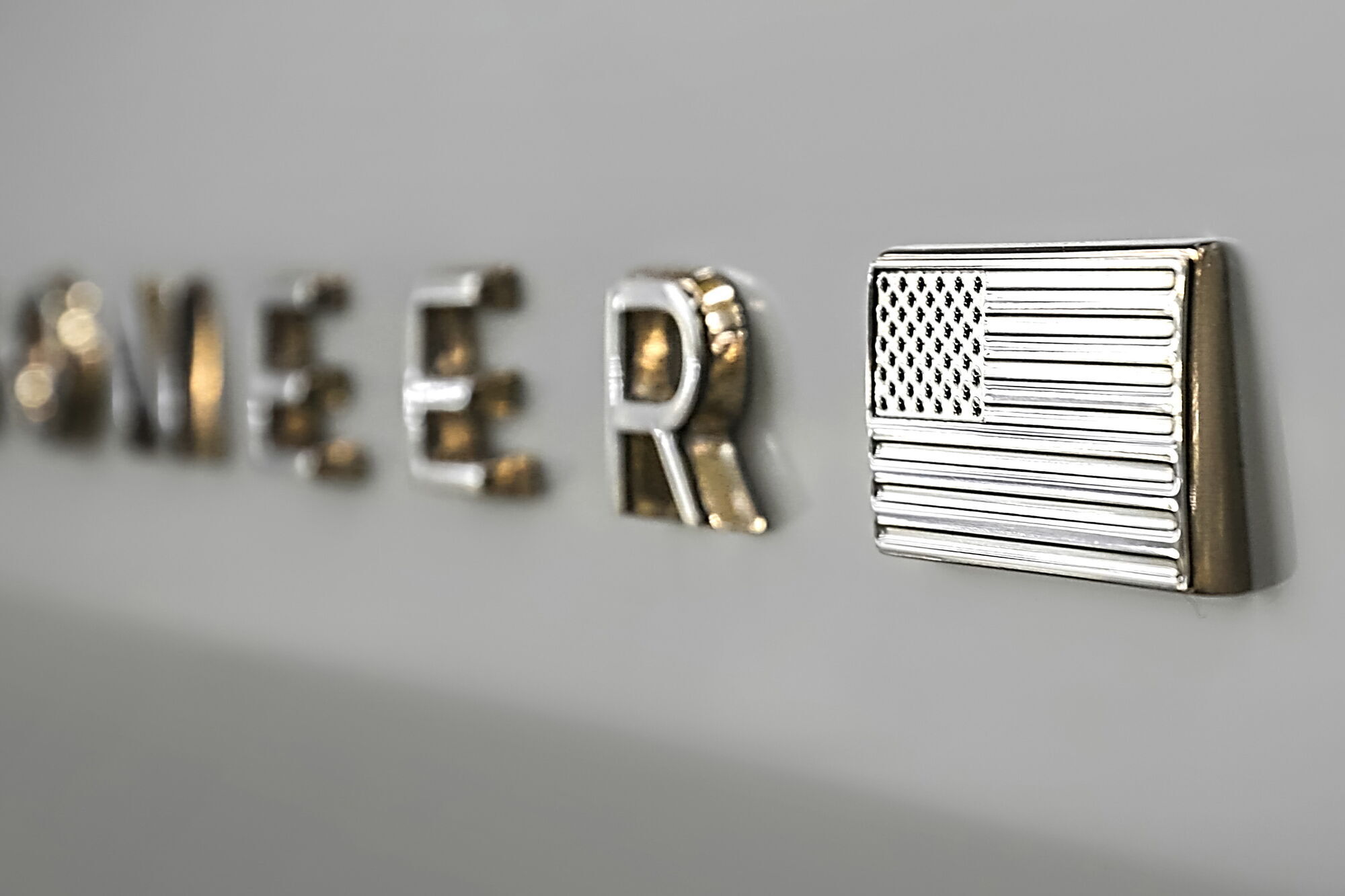 2021 Jeep Wagoneer – логотип з прапором. Фото: