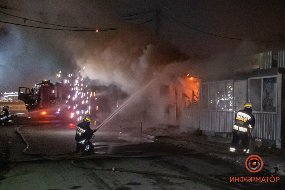 В Днепре на Шолохова сгорели несколько киосков. Фото "Информатор"