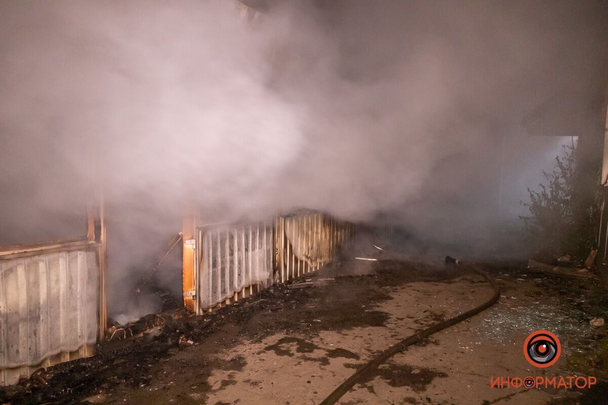 У Дніпрі на Шолохова згоріли кілька кіосків. Фото "Інформатор"