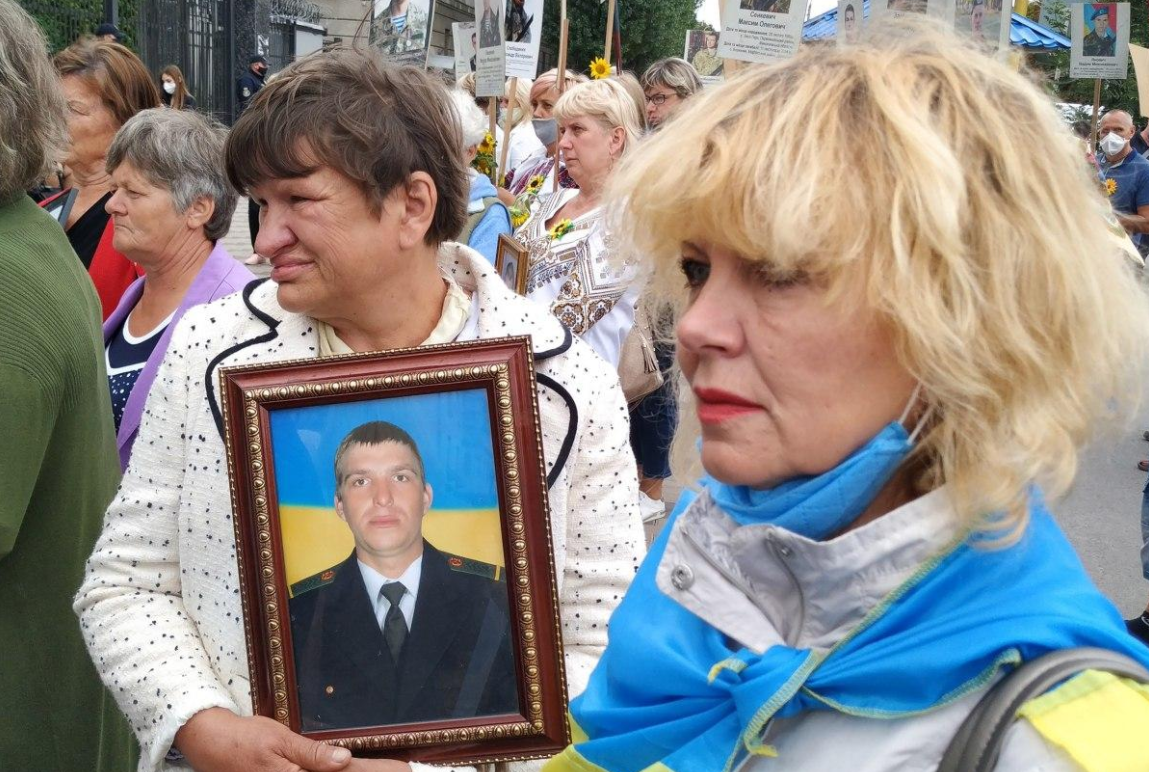 По мнению участников акции, виновными в массовой гибели украинских бойцов в двух "котлах" на Донбассе являются не только российские войска и их наемники, но и бывшее военное руководство ВСУ