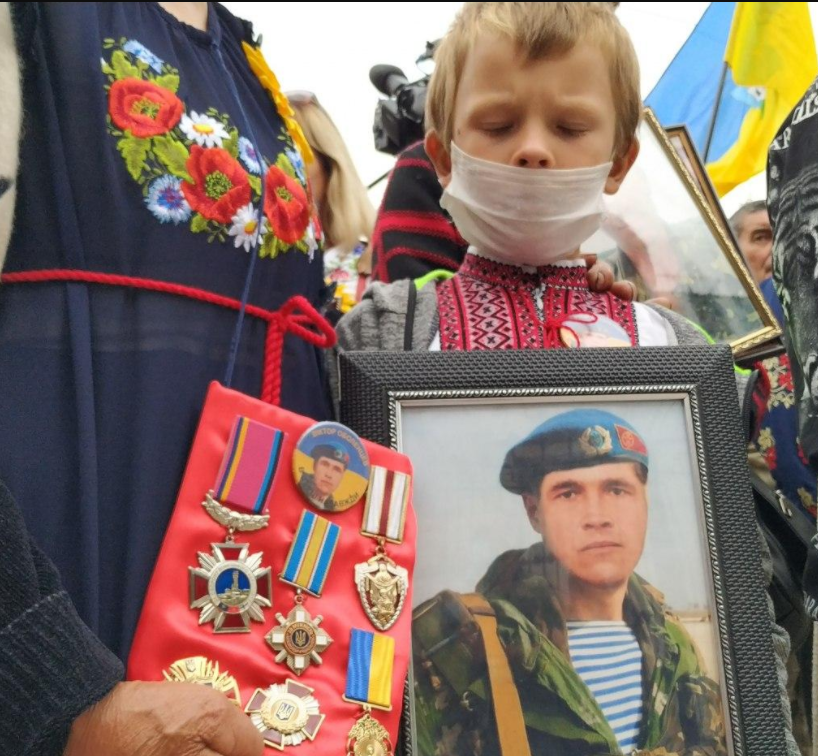 На акции под ОПУ было и много детей погибших защитников Украины