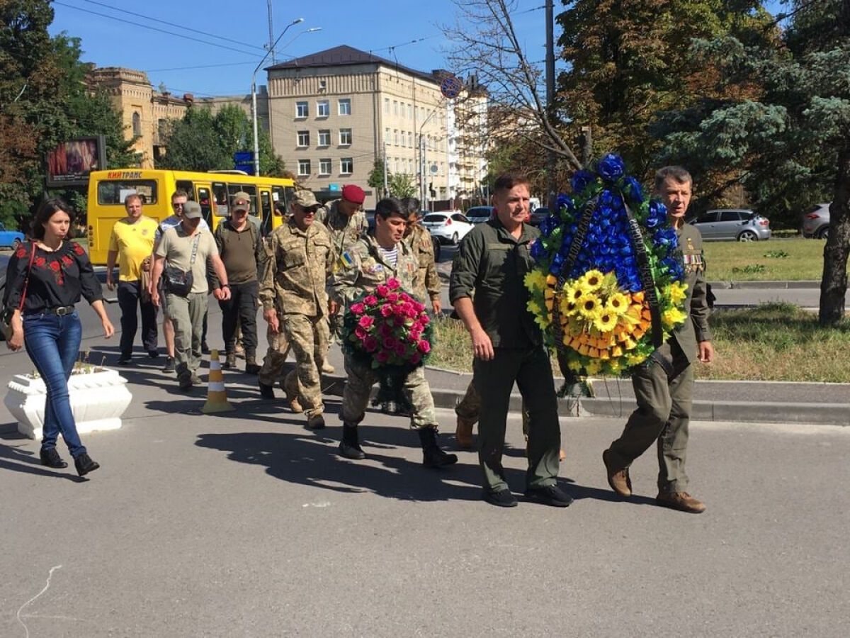 В Киеве ветераны войны в Донбассе провели акцию под посольством РФ из-за Иловайска.