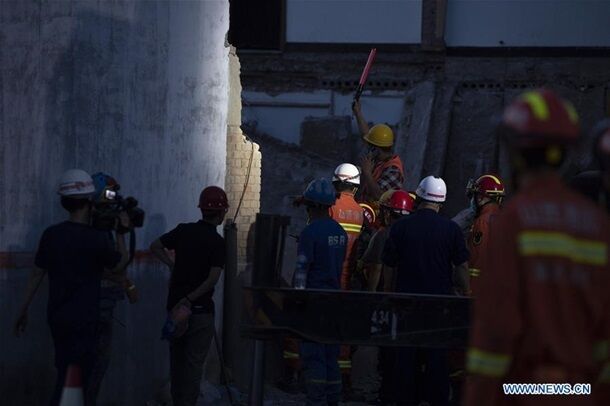 Під завалами знайшли тіла 17 осіб
