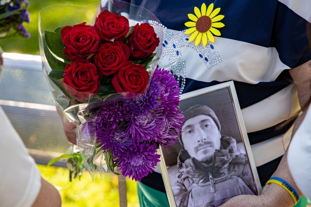 Родные Героев принесли фото погибших бойцов.
