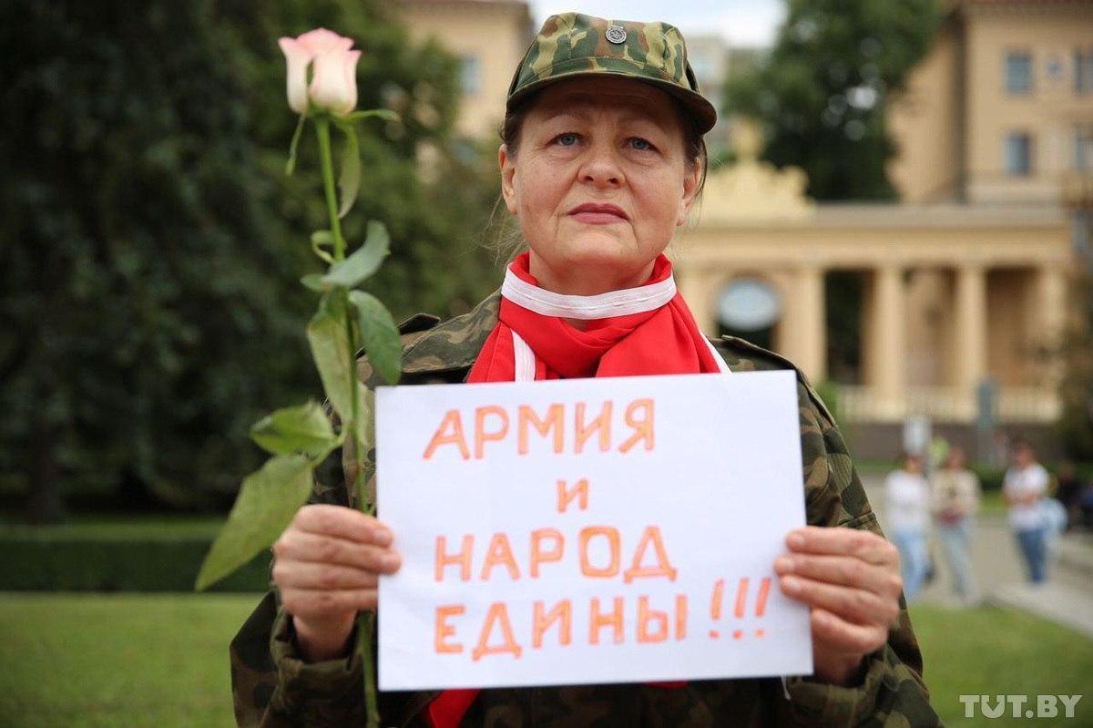 Женщины в Минске вышли на протест против Лукашенко
