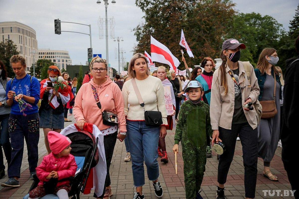Женщины в Минске вышли на протест против Лукашенко