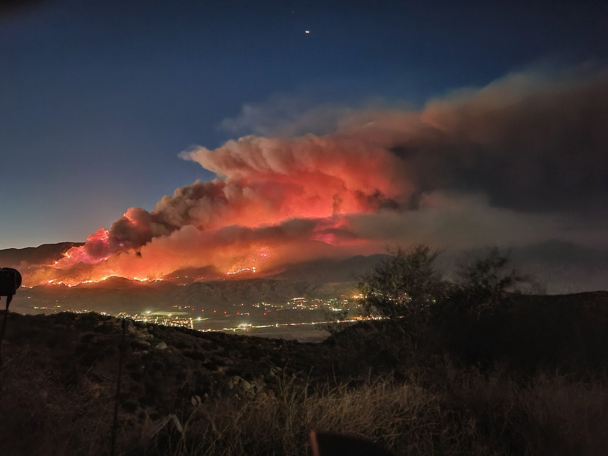 Огонь виден с горы Эдна у шоссе 243.
