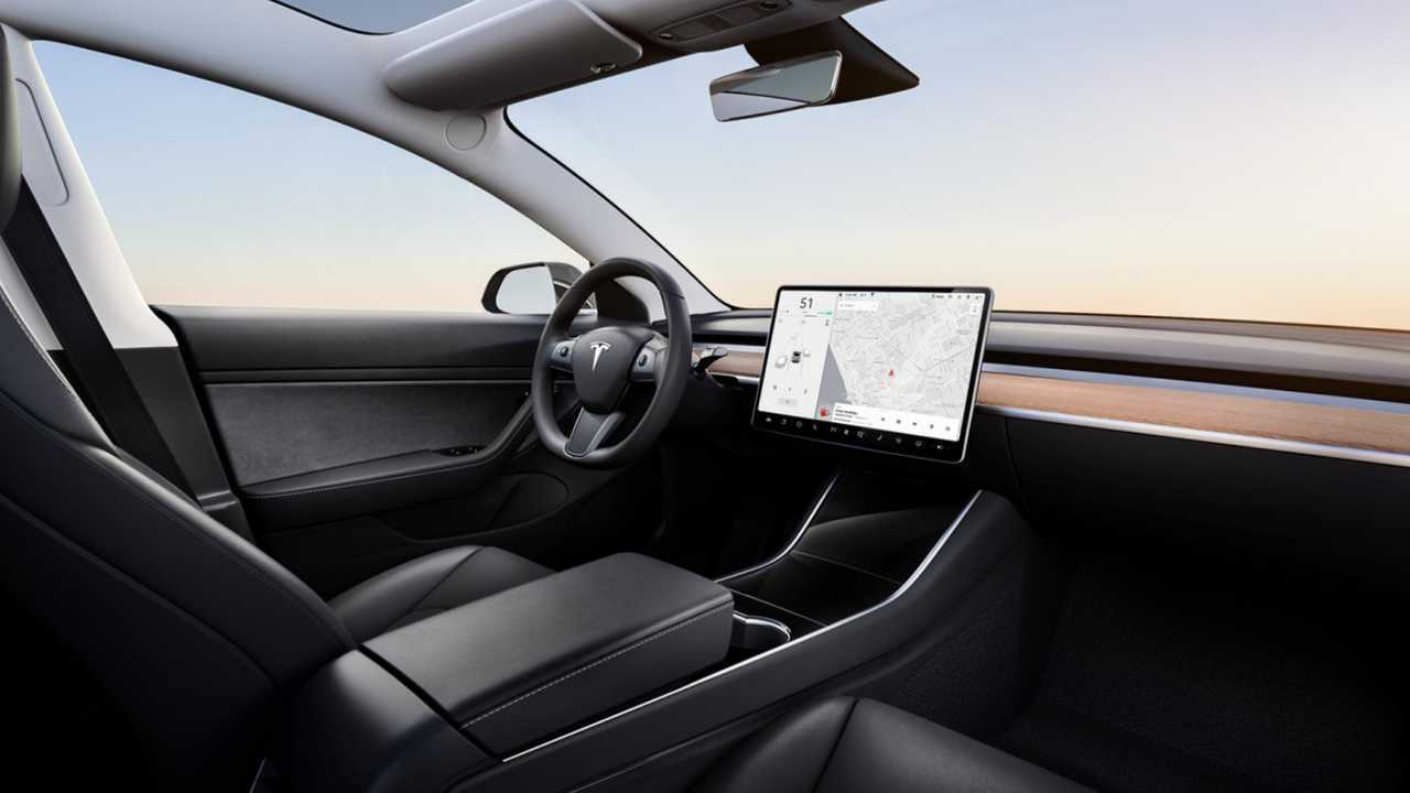 Кроме руля и селектора режимов движения в салоне Tesla Model 3 есть большой монитор.