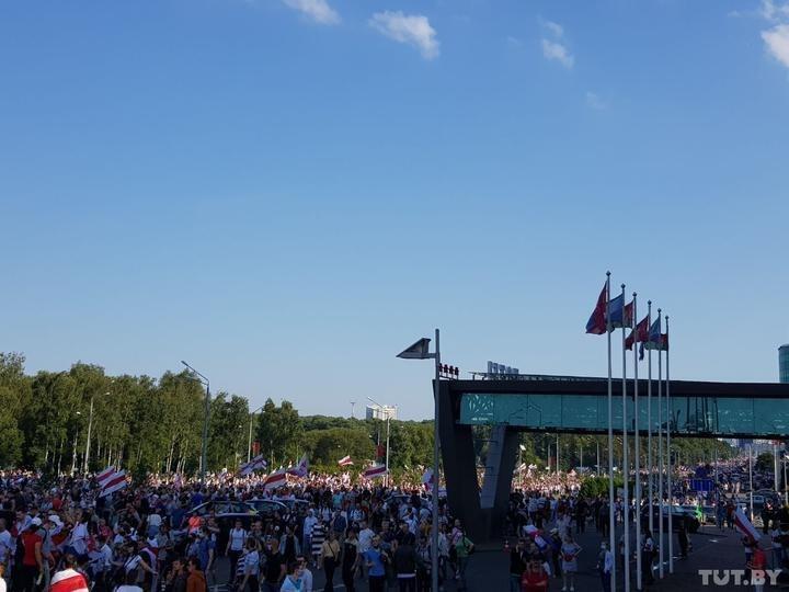 Люди скандують "Саша, виходь, будемо вітати!"