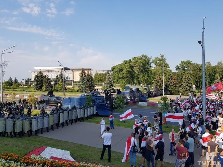 Протестувальники підійшли до оточення ОМОНу