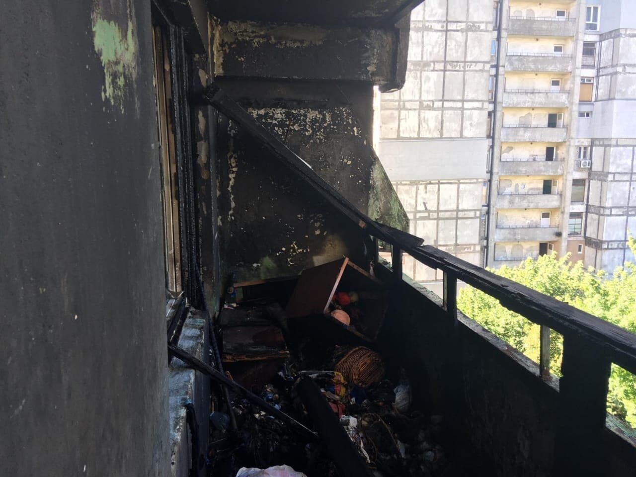 Вогонь знищив дерев'яний балкон і речі. Фото пресслужби ГУ ДСНС України в Дніпропетровській області