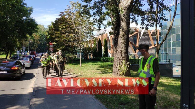 Полиция у здания "Паркового"