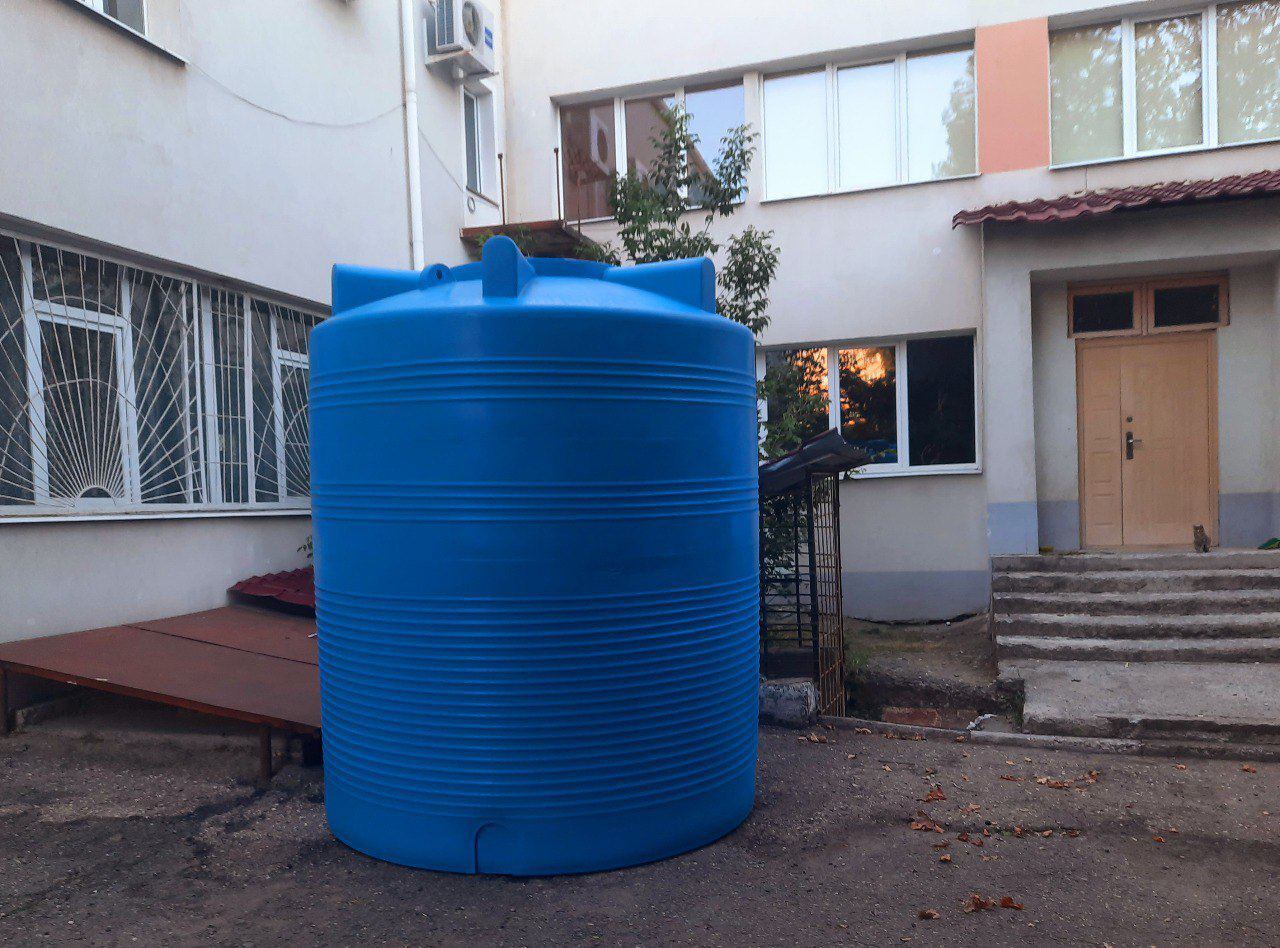 Емкости для воды также появились во дворах школ