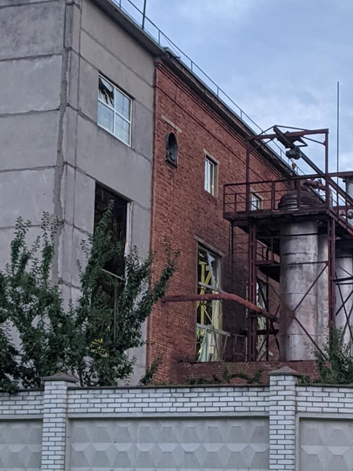 От взрыва на Львовском химзаводе в здании выбило окна