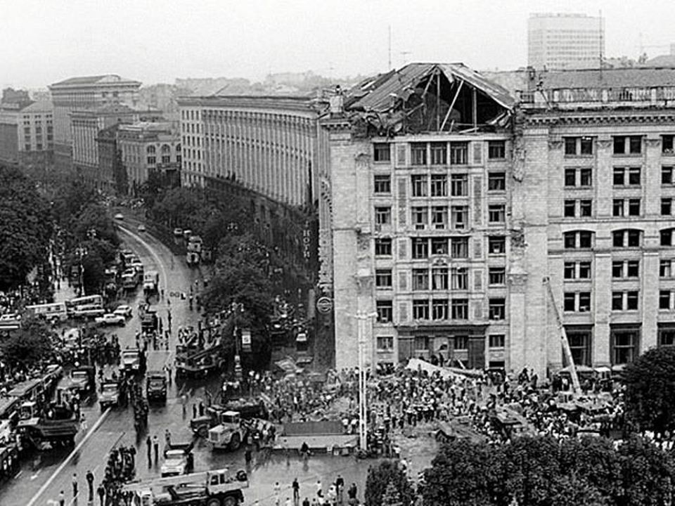 У Києві 31 рік тому колони головпоштамту задавили 11 осіб