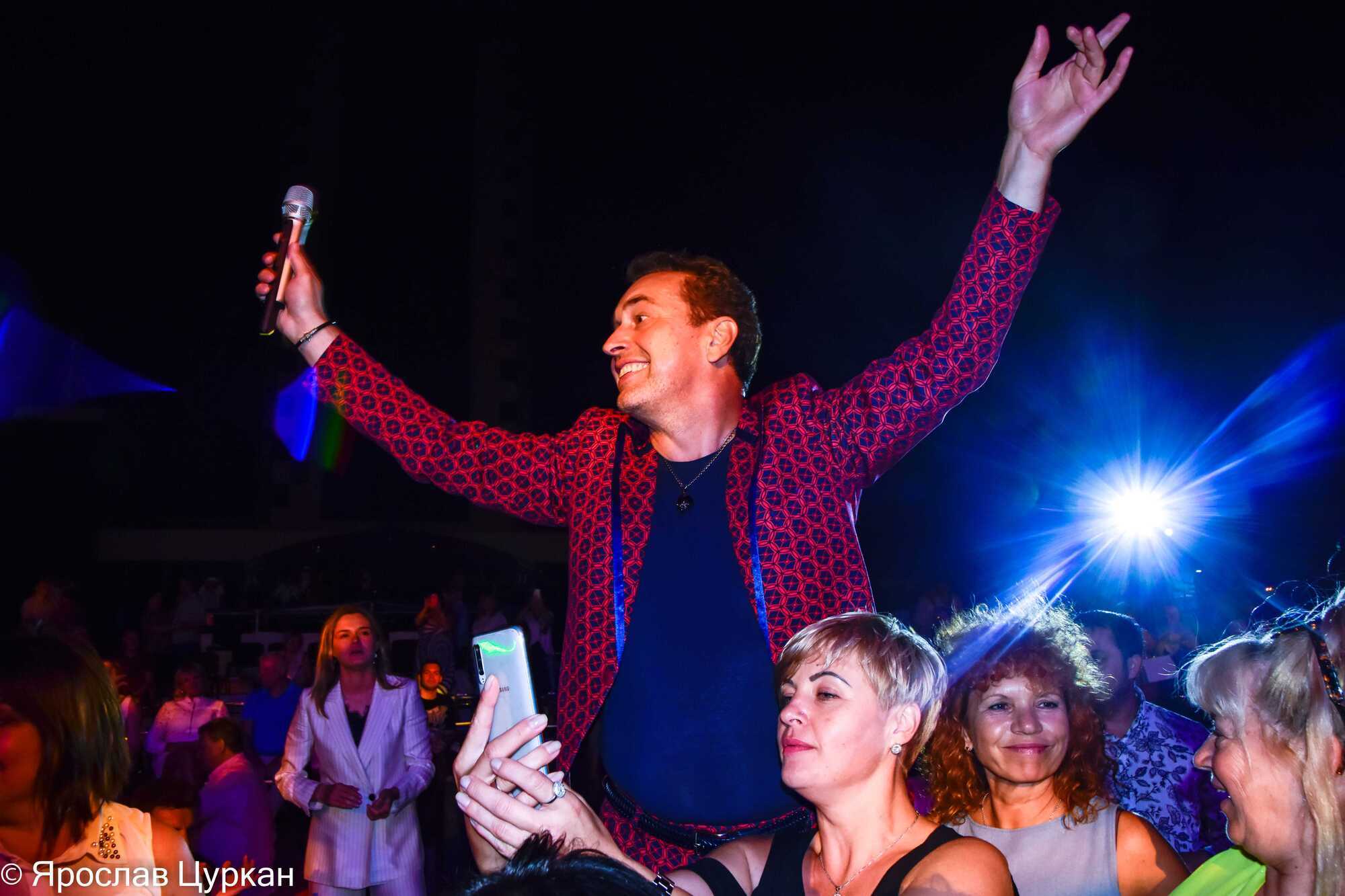 Стоя на коленях и признаваясь в любви: как ДОРОШ провел большой “посткарантинный” концерт в Одессе