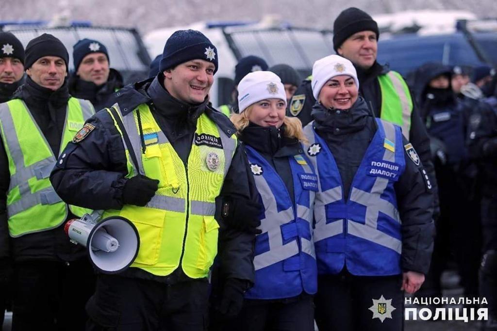 Вікторія Азарова – начальниця відділу превентивної комунікації управління превентивної діяльності ГУНП у Києві. Це підрозділ більш відомий як поліція діалогу. На численних масових акціях, мітингах і навіть футбольних матчах можна помітити співробітників у синіх жилетах