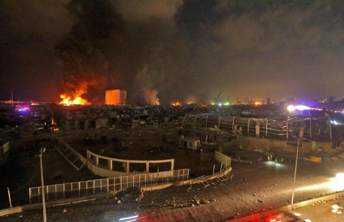 Пожары на месте взрывов в Бейруте