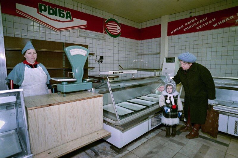 Пустые витрины в магазине, СССР, 1990 год