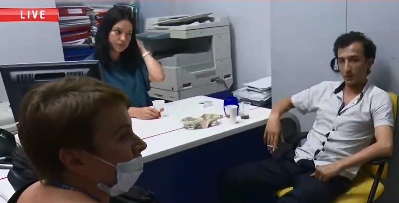 Руководитель полиции диалога под видом журналиста Виктория Азарова (слева) "берет интервью" у захватившего отделение банка.