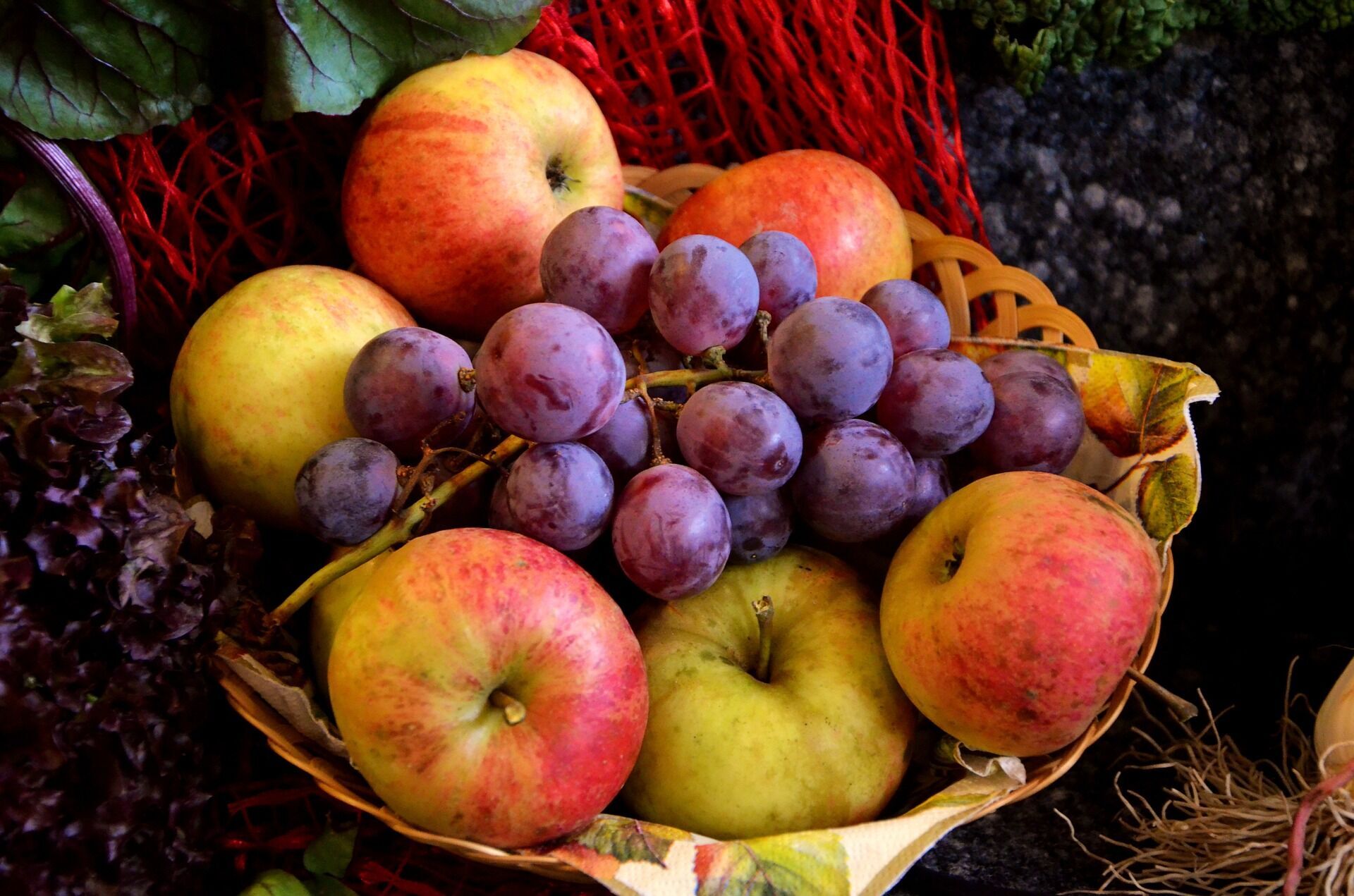 В Яблочный Спас принято освящать яблоки и виноград в церкви, а также готовить разные блюда из яблок