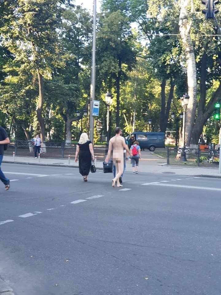 В Киеве заметили голого мужчину