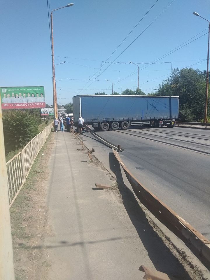 В Днепре фура застряла поперек моста: образовалась огромная пробка