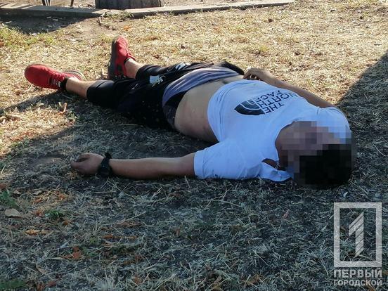 У парку Кривого Рогу знайшли тіло напівроздягненого хлопця