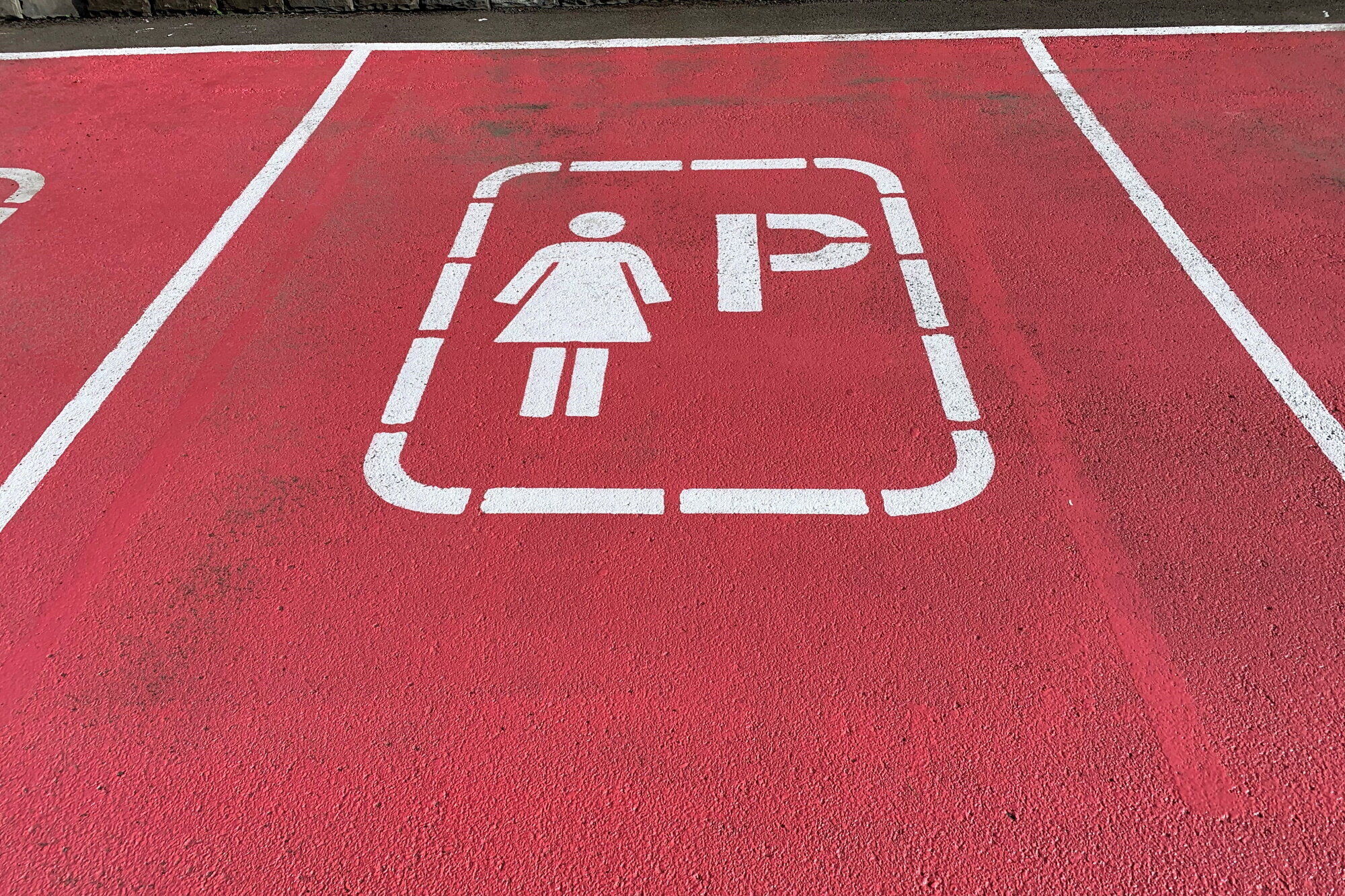 Рожева парковка для жінок у Росії.