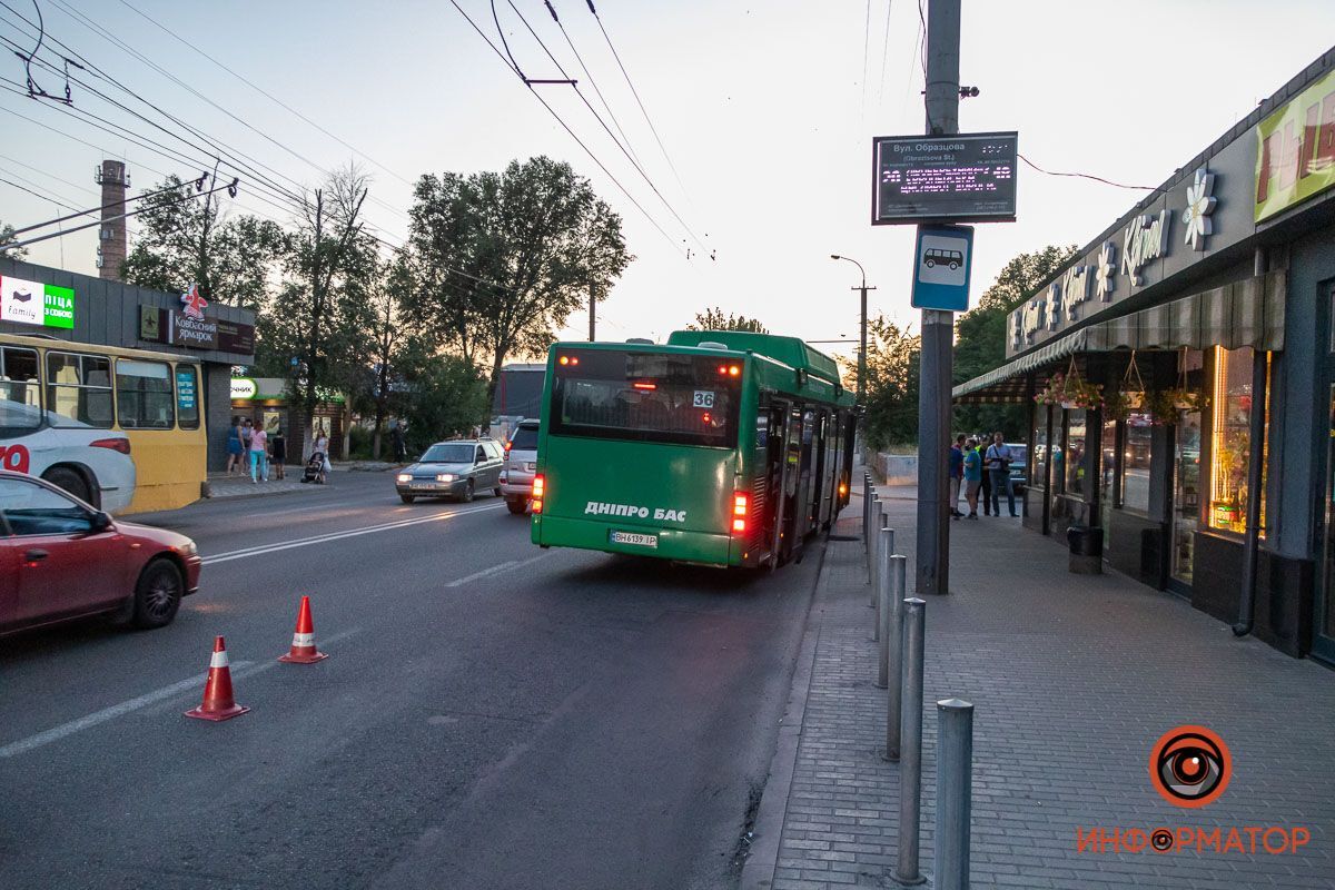 В Днепре авто "подрезало" автобус с пассажирами. Фото "Информатор"