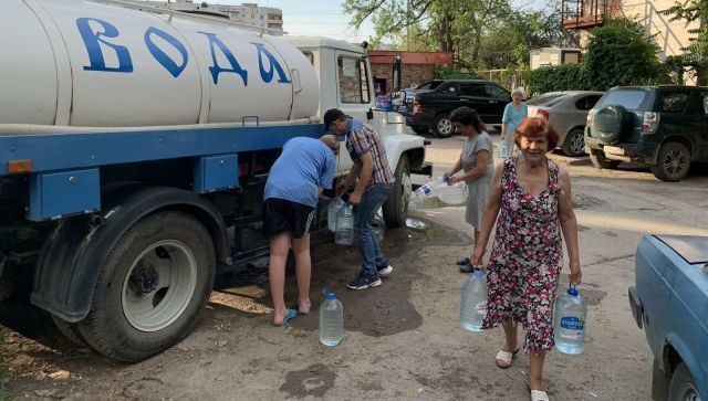 Воду привозять на водовозці