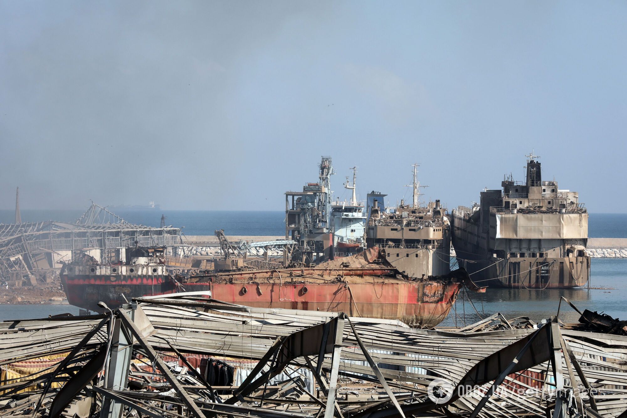 Зруйновані вантажні судна стоять на воді в порту Бейруту