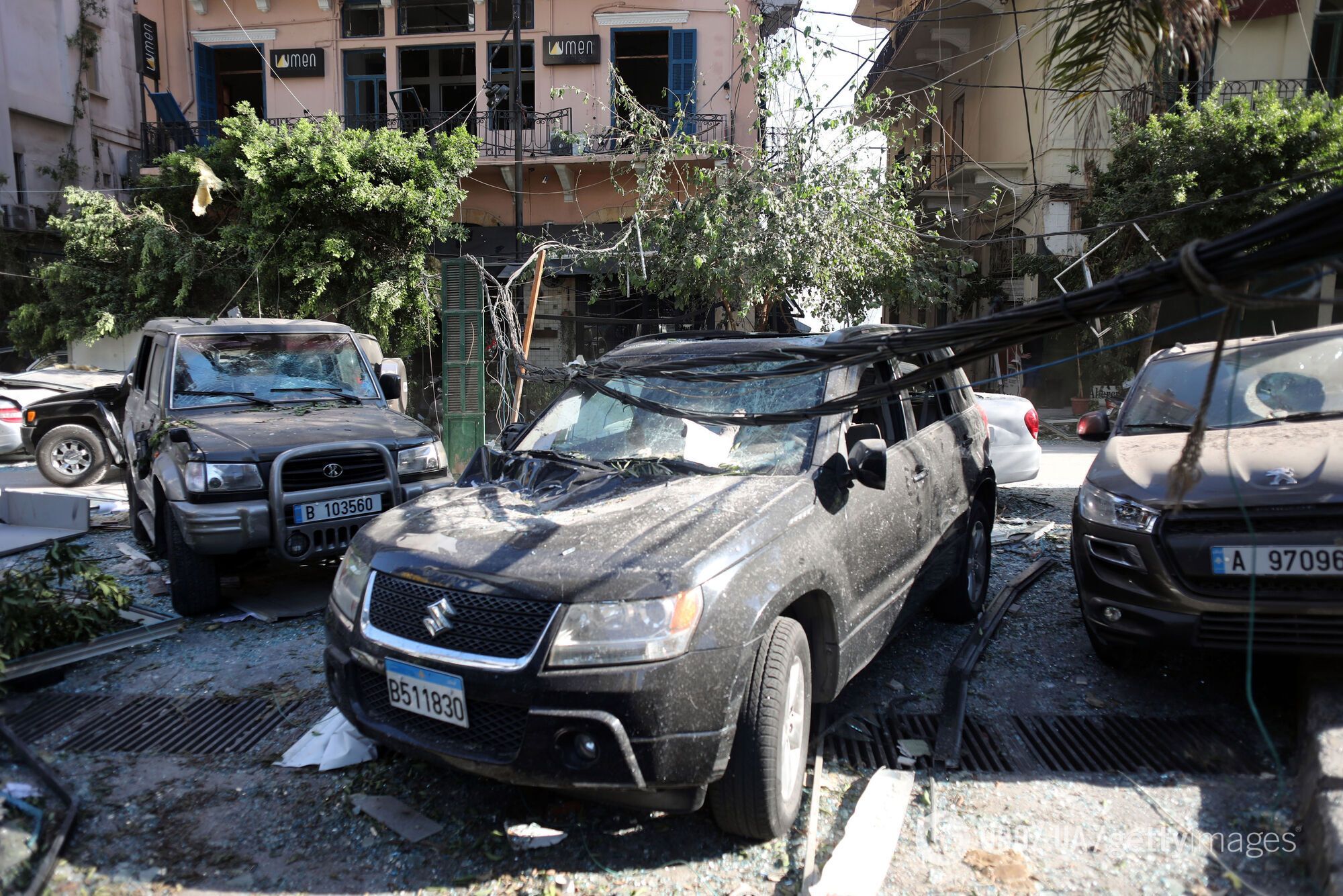 Обірвані лінії електропередач лежать на дахах зруйнованих автомобілів у Бейруті