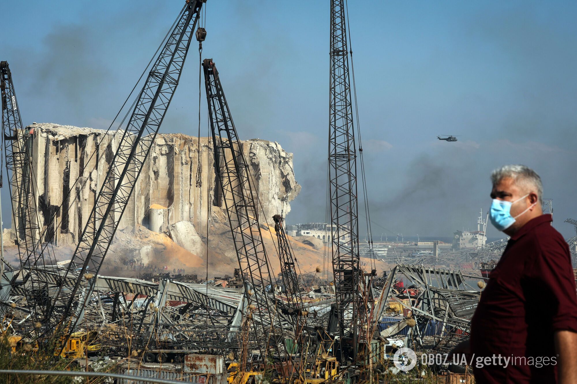Вертолет ливанской армии пролетает над разрушенным портом Бейрута