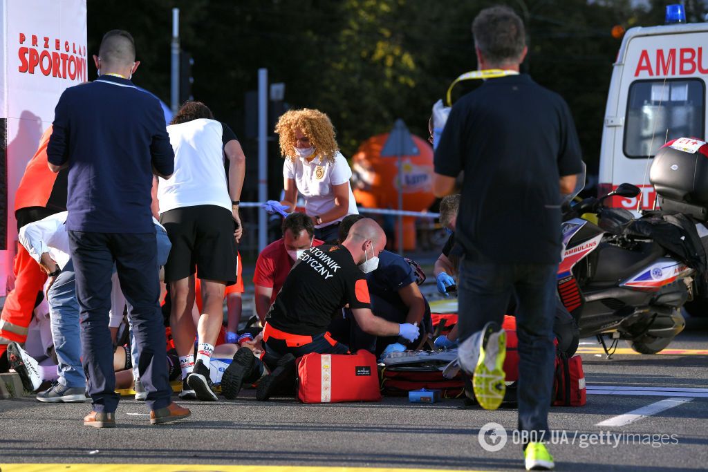 Велогонка Тур Польщі: медики надають допомогу велосіедістам, що потрапили в аварію