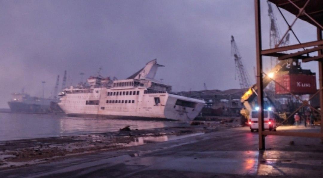 Взрывы в Бейруте затопили круизный лайнер.