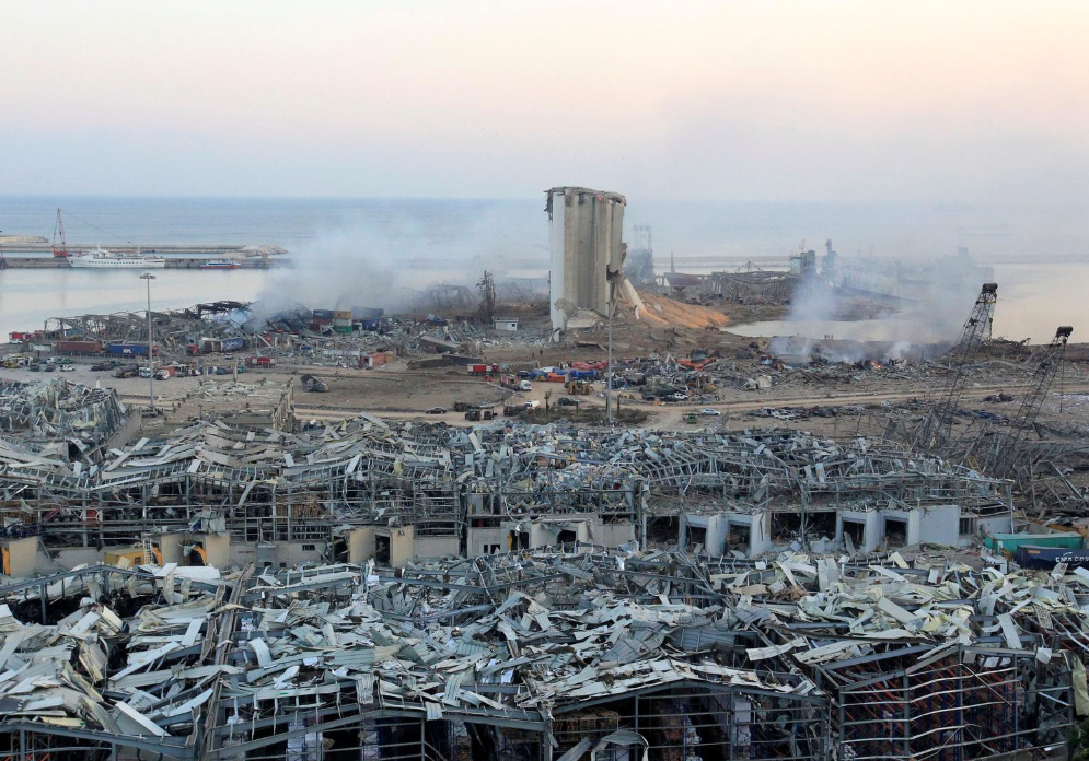 Разрушения на месте взрыва в порту Бейрута