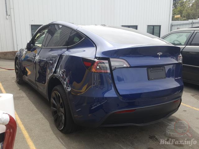 На кузове Tesla Model Y не осталось уцелевших элементов.