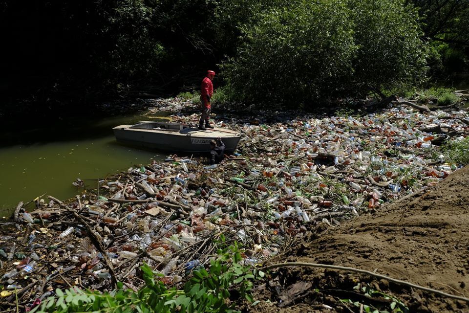 Спасатели пытаются расчистить реку от мусора