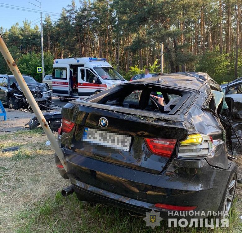 В Киеве на Старообуховской трассе BMW X7 протаранил легковушку: погибли три человека. Фото и видео