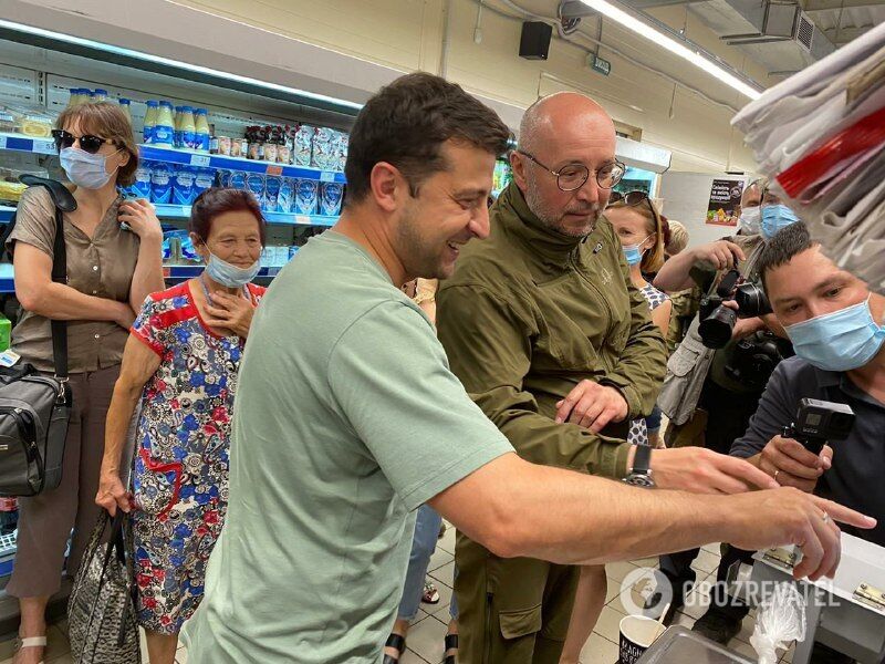 Зеленский покупает сладости в магазине