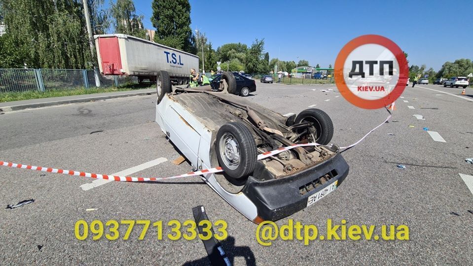 Под Киевом авто после ДТП разорвало на куски, погиб человек