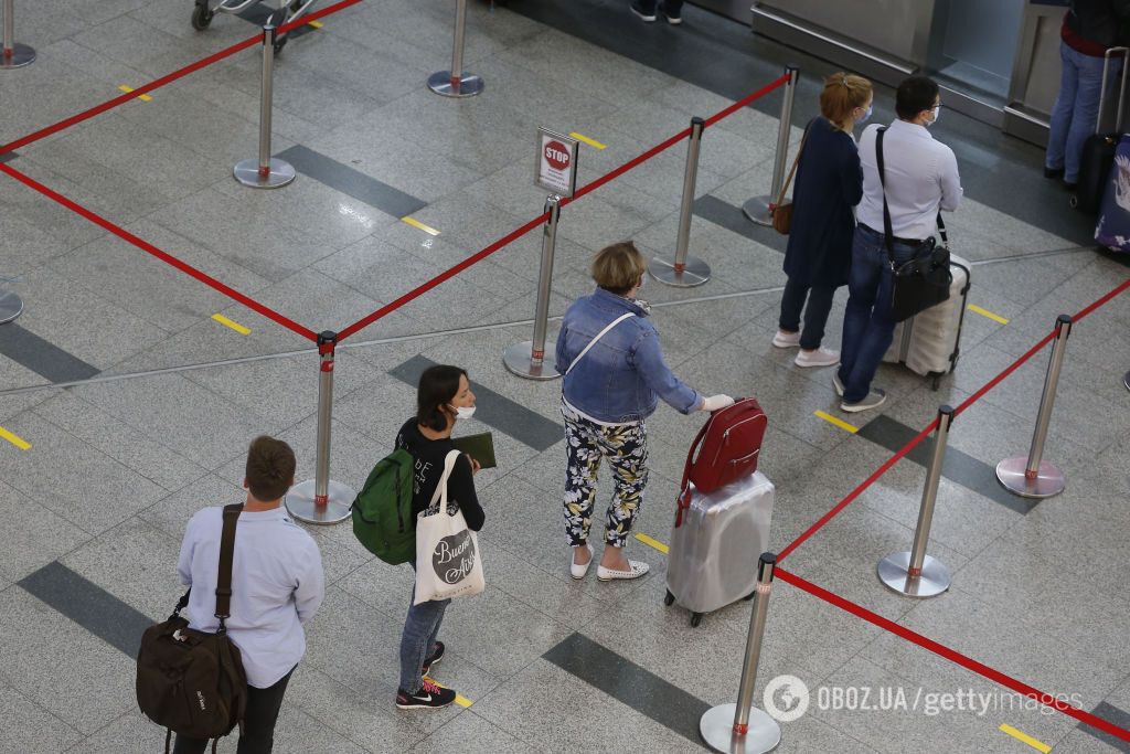 В аэропортах путешественники придерживаются социальной дистанции