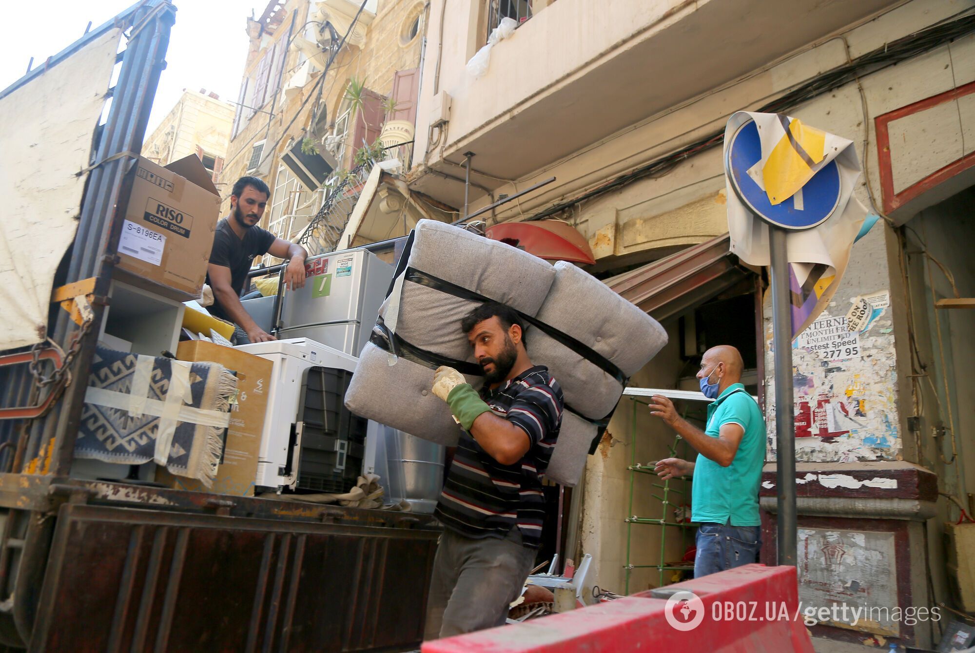 Люди покидают родной район из-за разрушений, вызванных мощным взрывом в порту Бейрута