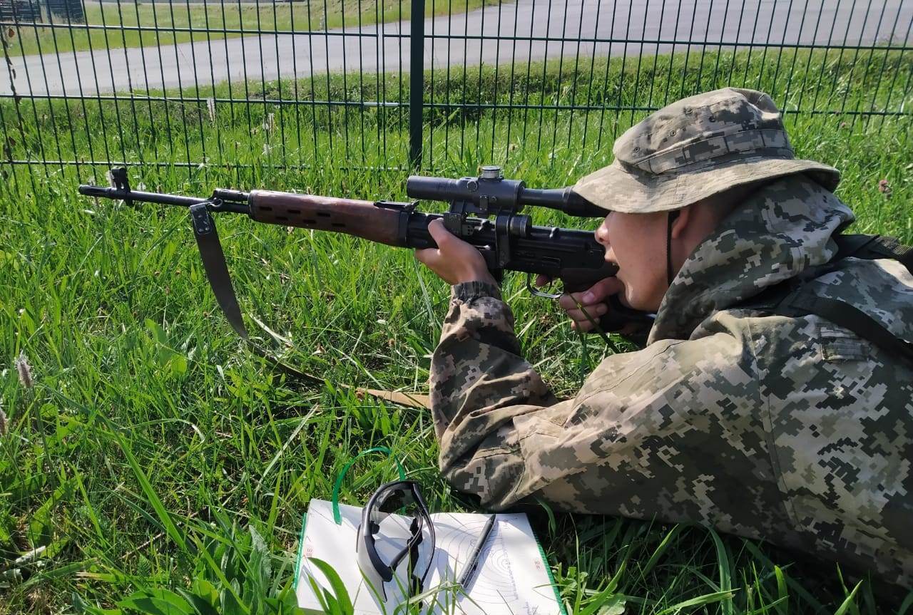 Воин ВСУ оттачивает практические навыки по стрельбе