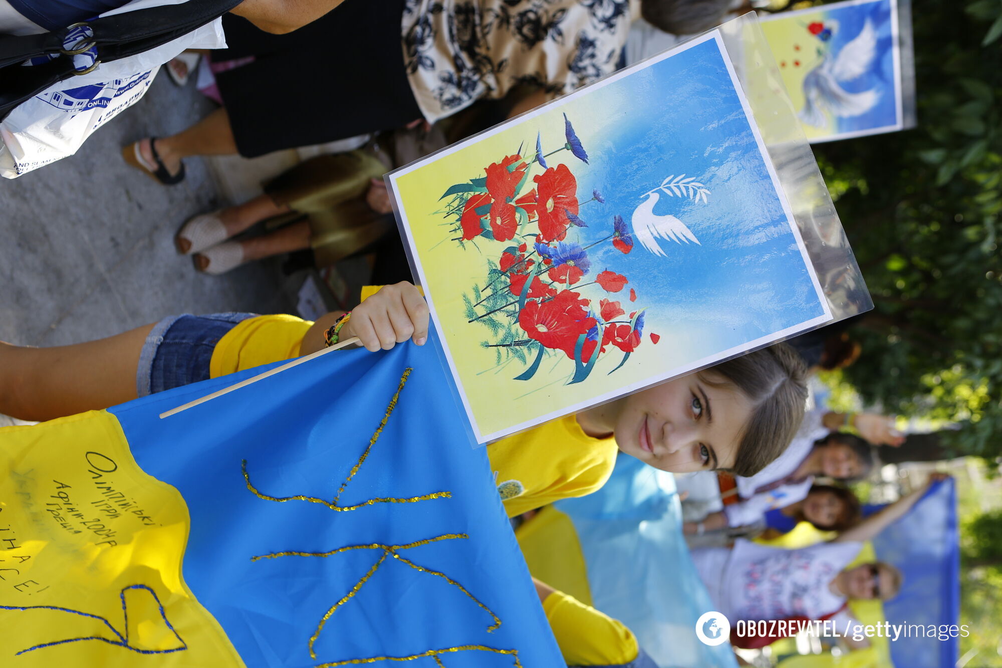 Михаил Грушевский затвердил желто-синий флаг. В современной Конституции Украины национальный флаг – сине-желтый